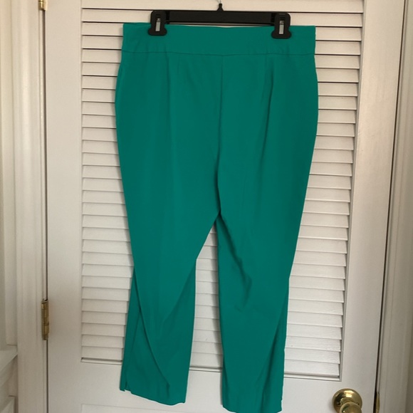 Chico’s So Slimming Crop Pants. Green. Size 1.5 - Picture 2 of 4